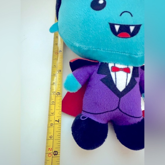 Plush Dracula from the Universal Monsters - Picture 5 of 7